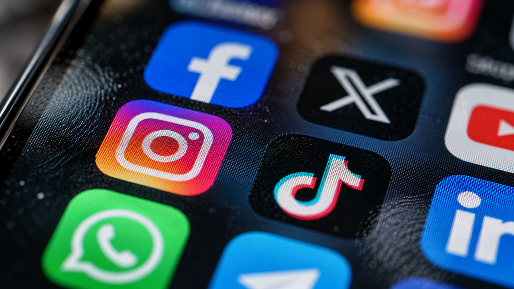 6 Bulan PP Tunas, TikTok Nonaktifkan 9 Juta Akun Anak Bawah 16 Tahun 3 Tampilan jarak dekat ikon-ikon aplikasi media sosial besar di layar ponsel pintar yang masuk dalam kategori berisiko tinggi.
